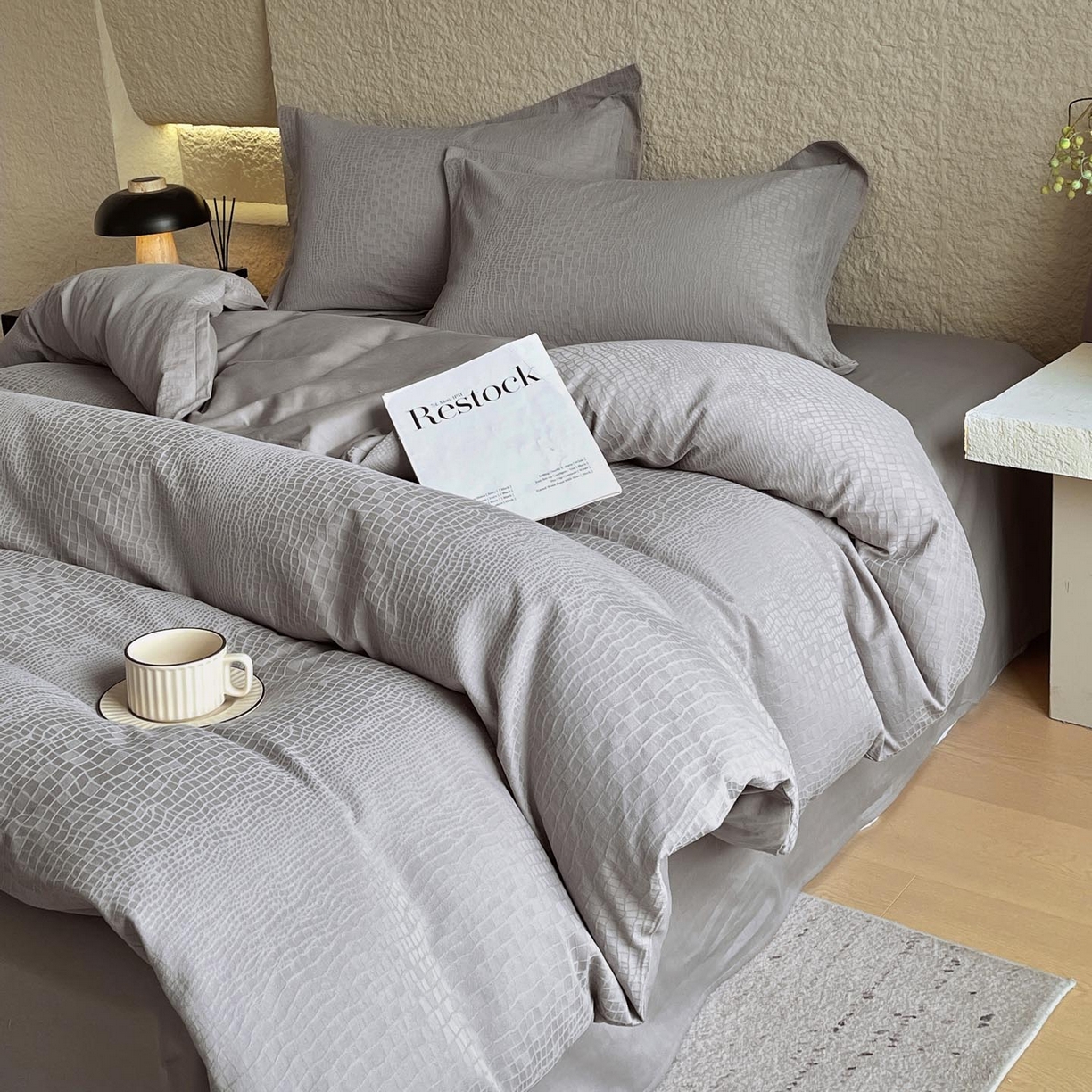 91家纺网 家纺一手货源 找家纺 宜家坊 2026新款A类全棉纯棉亮面浮雕提花四件套 石烁-太空灰