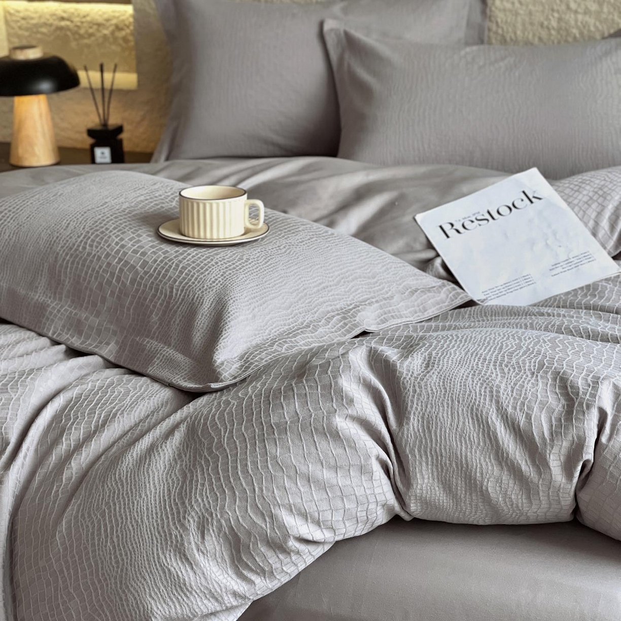 91家纺网 家纺一手货源 找家纺 宜家坊 2026新款A类全棉纯棉亮面浮雕提花四件套 石烁-太空灰