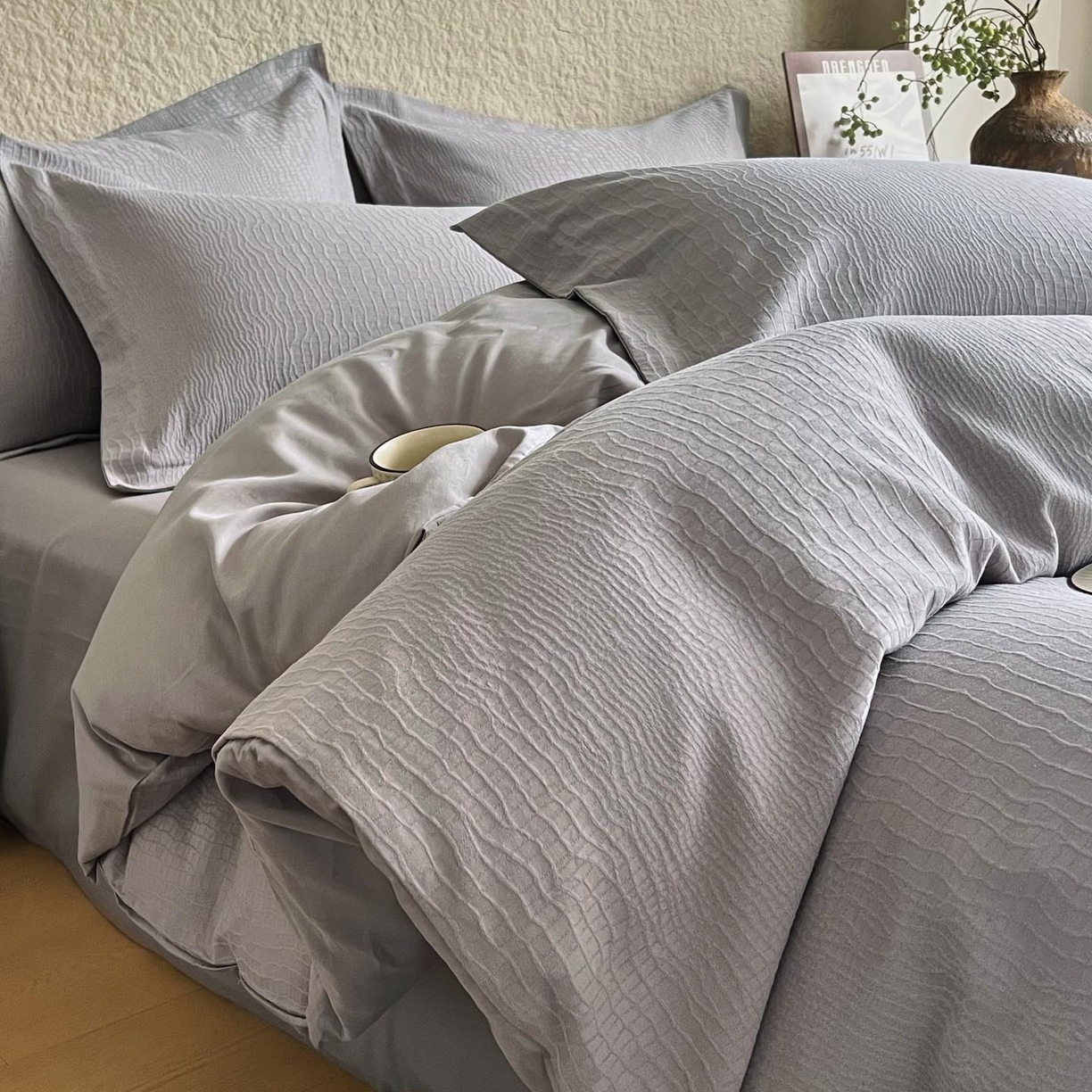 91家纺网 家纺一手货源 找家纺 宜家坊 2026新款A类全棉纯棉亮面浮雕提花四件套 石烁-太空灰