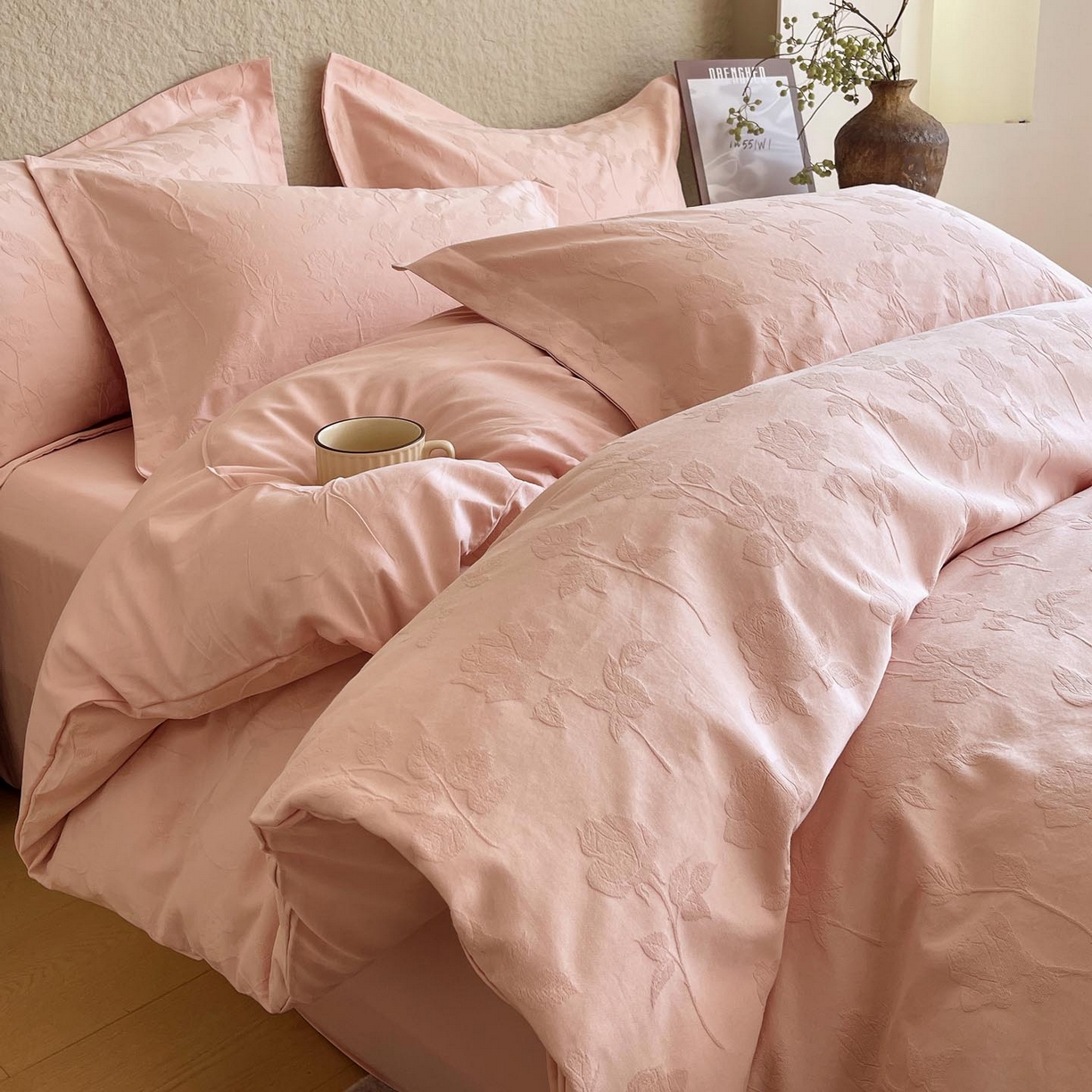 91家纺网 家纺一手货源 找家纺 宜家坊 2026新款A类全棉纯棉亮面浮雕提花四件套 岁月留声-唯美粉