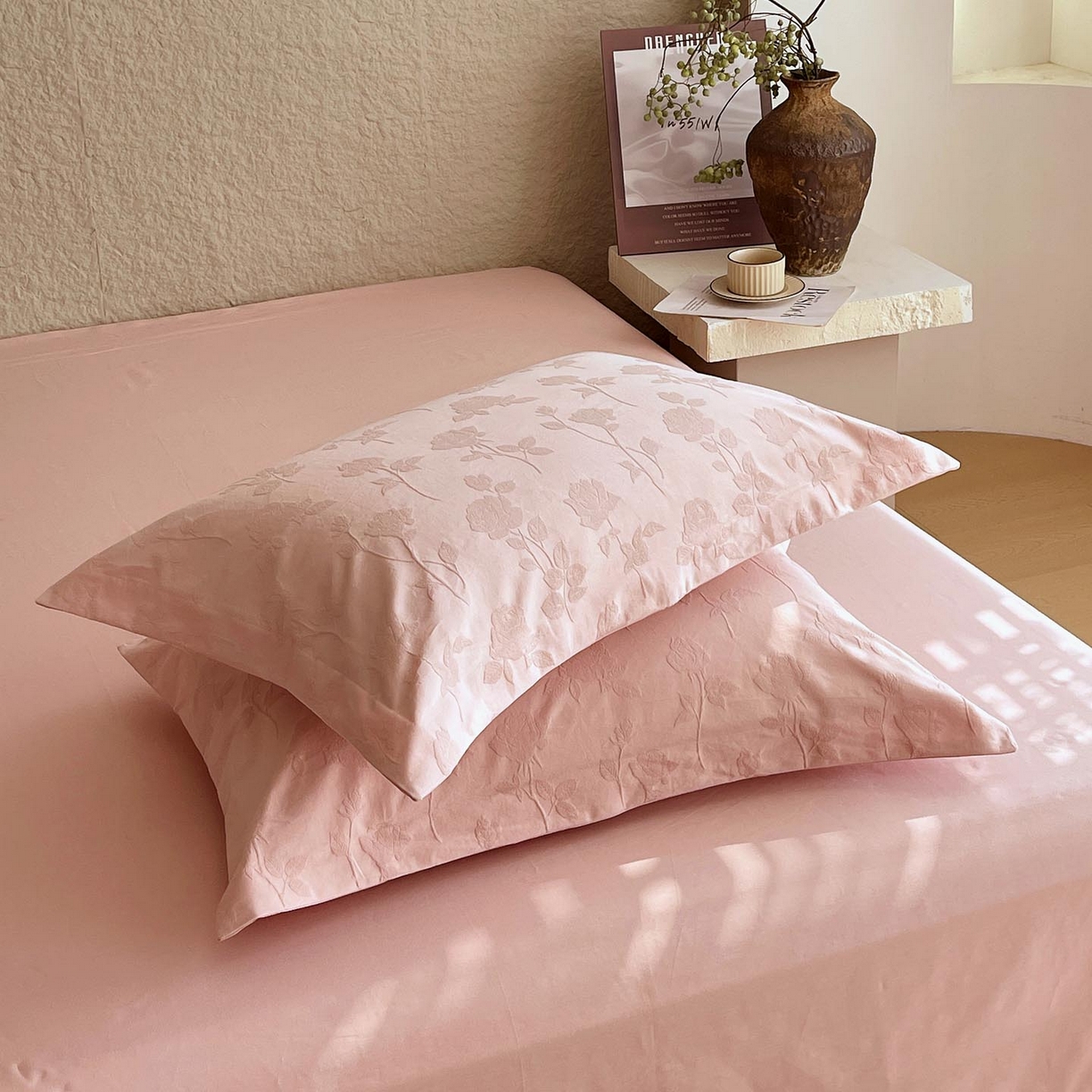 91家纺网 家纺一手货源 找家纺 宜家坊 2026新款A类全棉纯棉亮面浮雕提花四件套 岁月留声-唯美粉