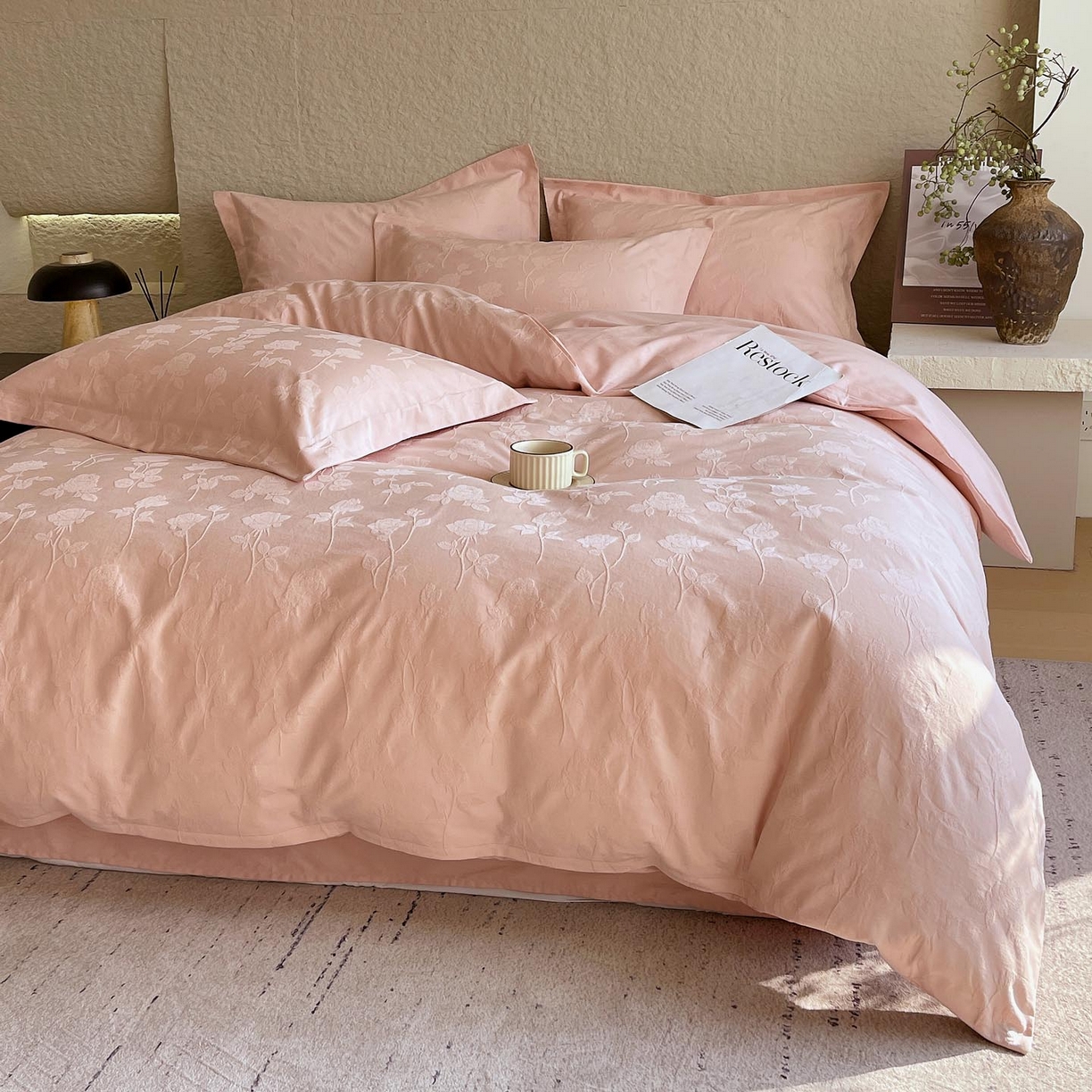 91家纺网 家纺一手货源 找家纺 宜家坊 2026新款A类全棉纯棉亮面浮雕提花四件套 岁月留声-唯美粉