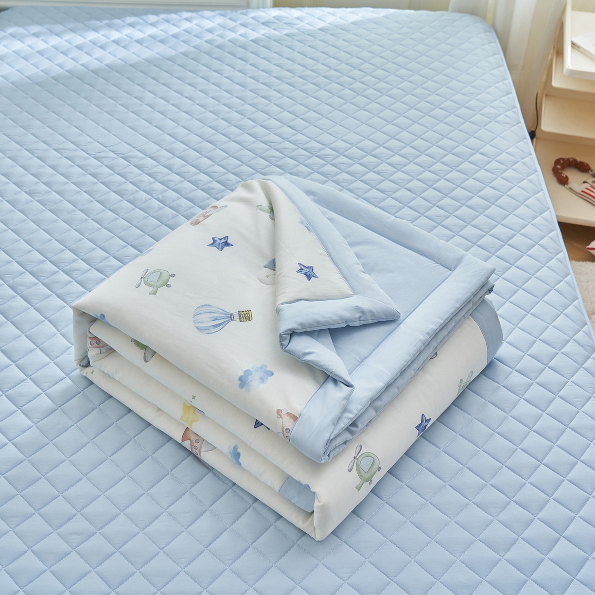 91家纺网 家纺一手货源 找家纺 吾秀家居 吾诺 2026新款 12868全棉印花棉花夏被四件套 全棉夏被四件套新疆棉花被 - 经典系列 星梦飞行队