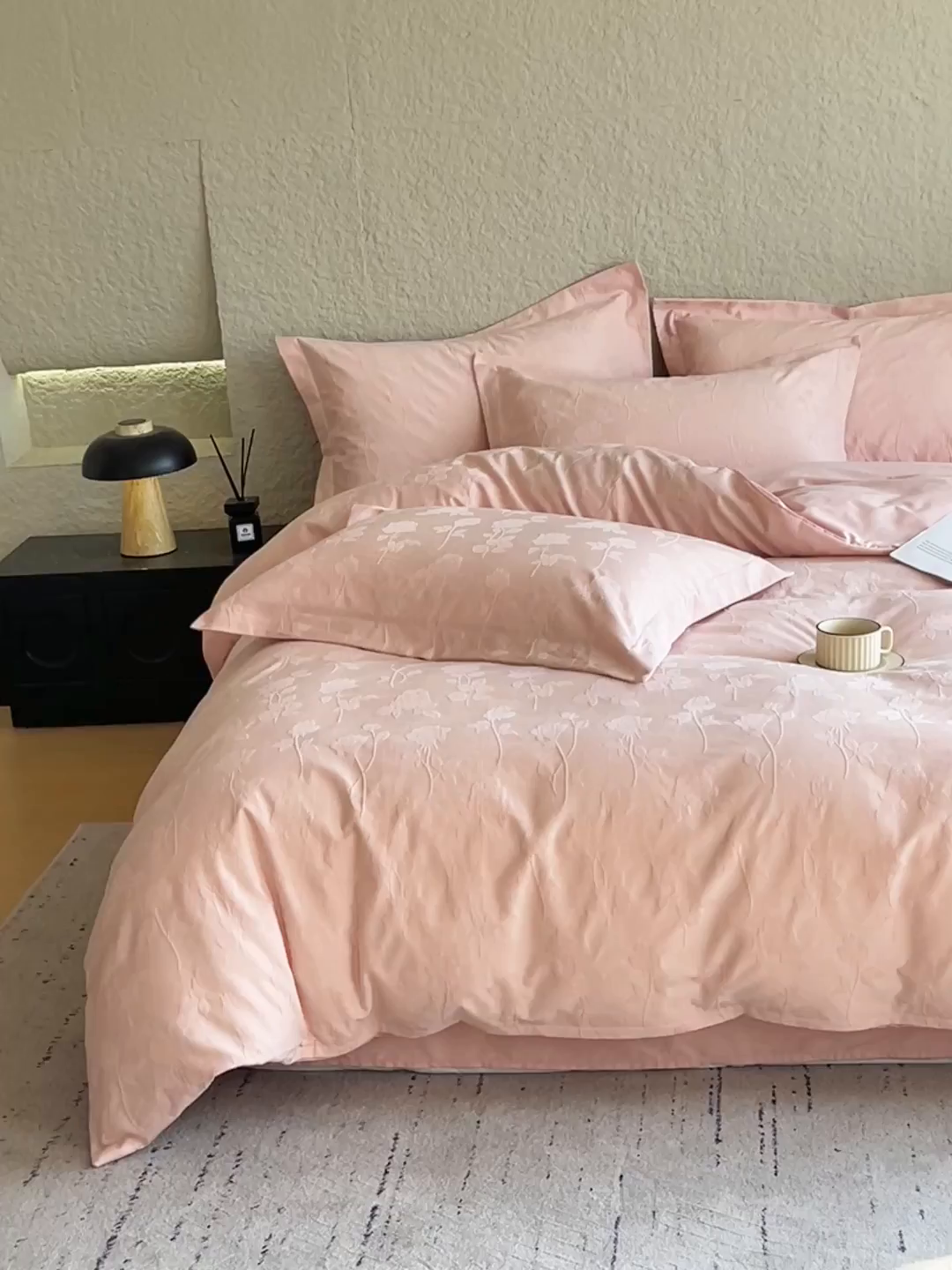 91家纺网 家纺一手货源 找家纺 宜家坊 2026新款A类全棉纯棉亮面浮雕提花四件套 岁月留声-唯美粉