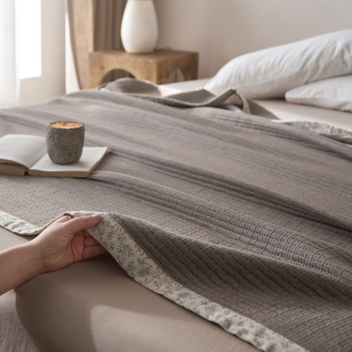 91家纺网 家纺一手货源 找家纺 大彩家居 2026春夏新款全棉多功能夏被夏凉被空调被 水泥灰