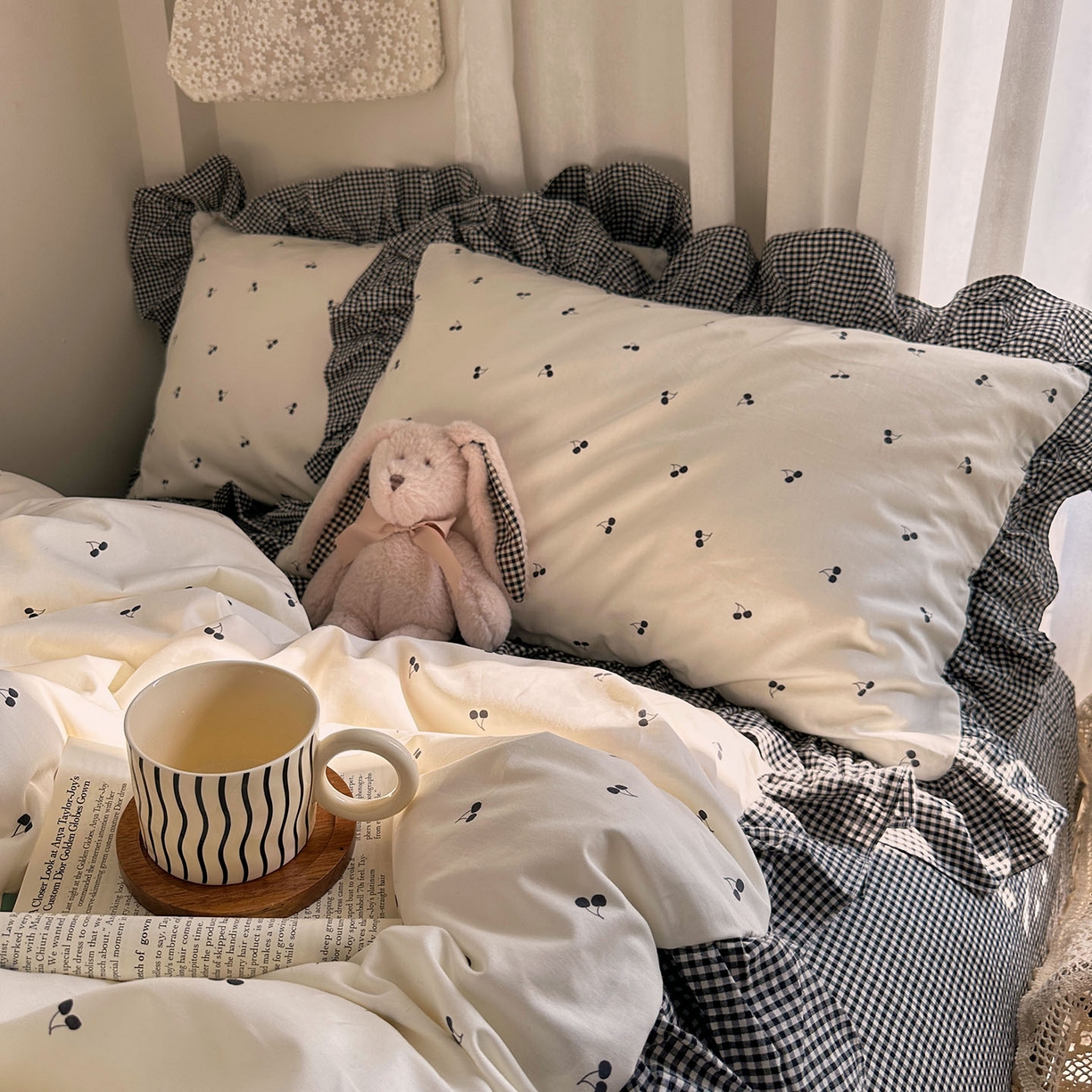 91家纺网 家纺一手货源 找家纺 艾咪-Amy ntmy 2026新款法式花边全棉四件套-樱桃小格 花边款-樱桃小黑格