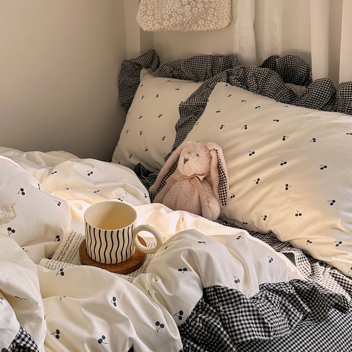 91家纺网 家纺一手货源 找家纺 艾咪-Amy ntmy 2026新款法式花边全棉四件套-樱桃小格 花边款-樱桃小黑格