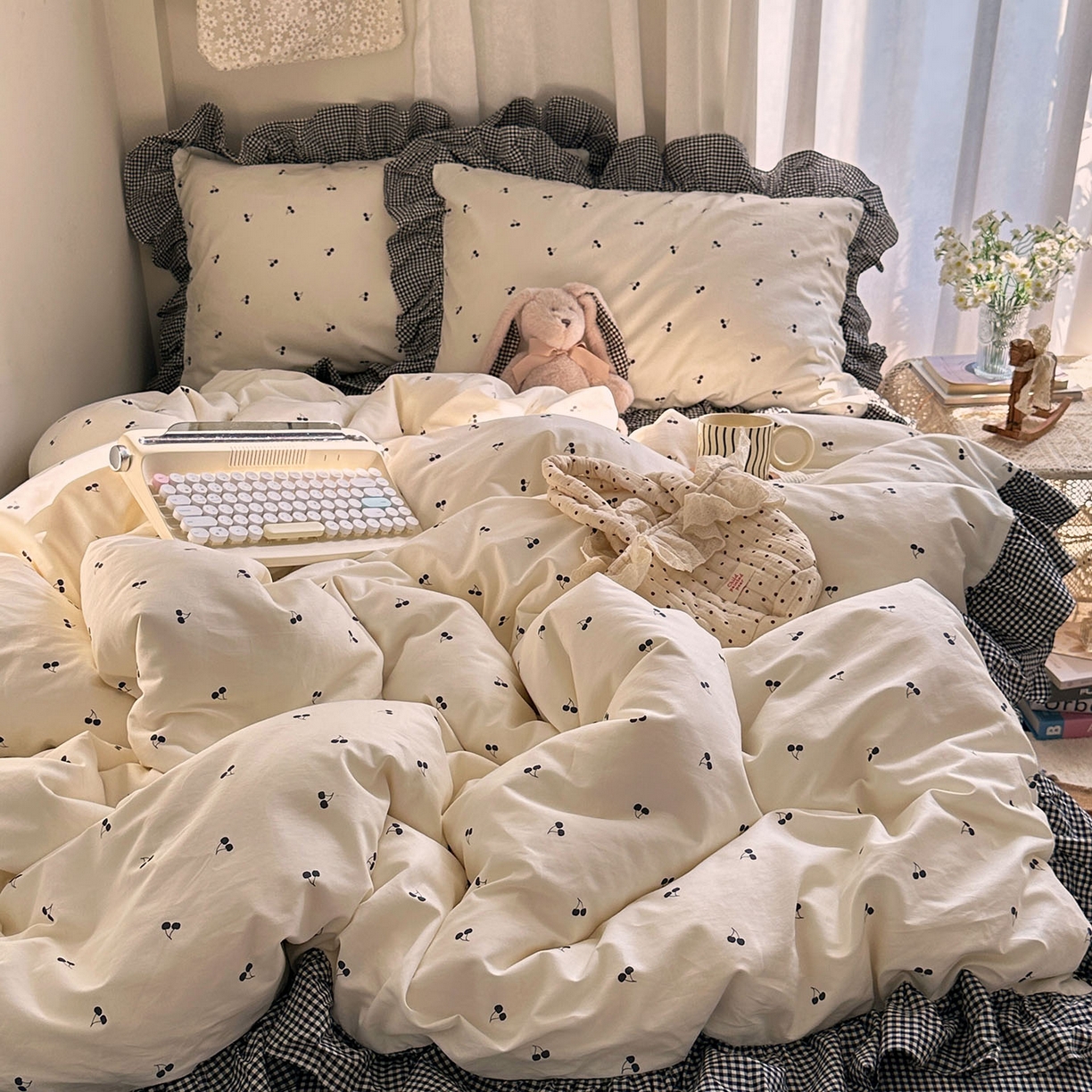 91家纺网 家纺一手货源 找家纺 艾咪-Amy ntmy 2026新款法式花边全棉四件套-樱桃小格 花边款-樱桃小黑格