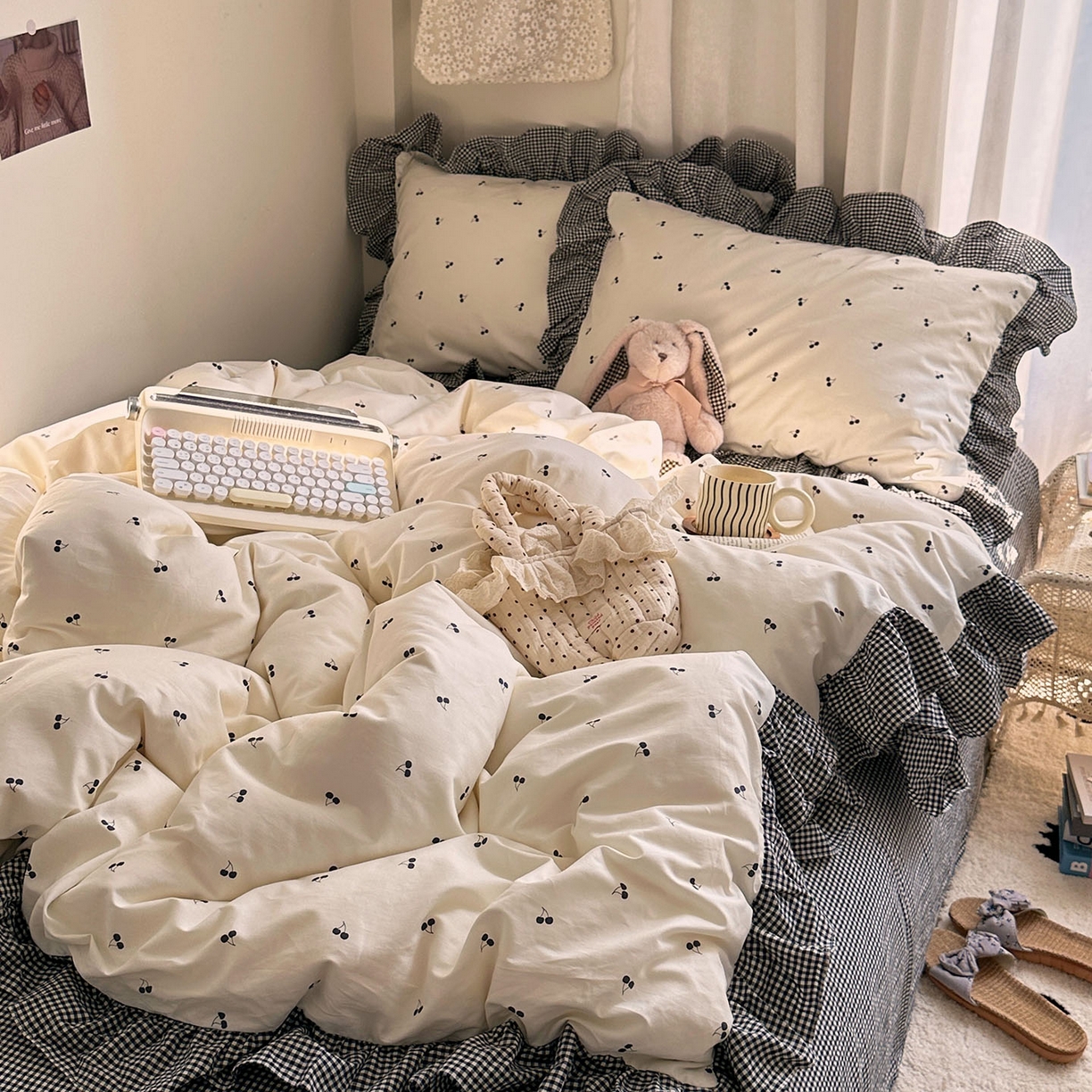 91家纺网 家纺一手货源 找家纺 艾咪-Amy ntmy 2026新款法式花边全棉四件套-樱桃小格 花边款-樱桃小黑格