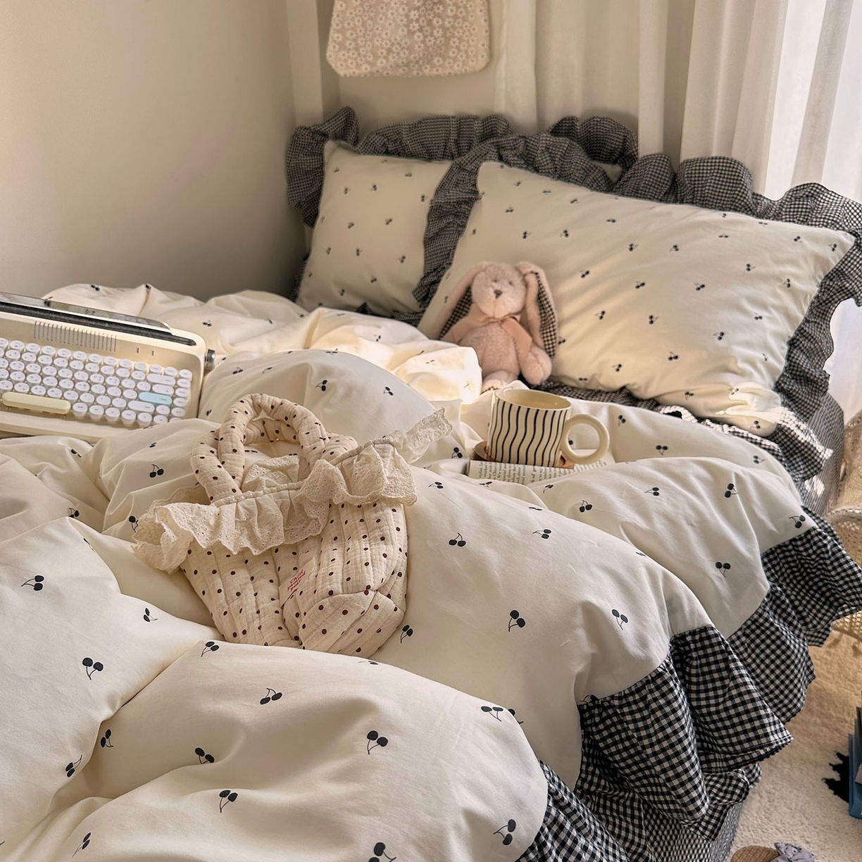 91家纺网 家纺一手货源 找家纺 艾咪-Amy ntmy 2026新款法式花边全棉四件套-樱桃小格 花边款-樱桃小黑格