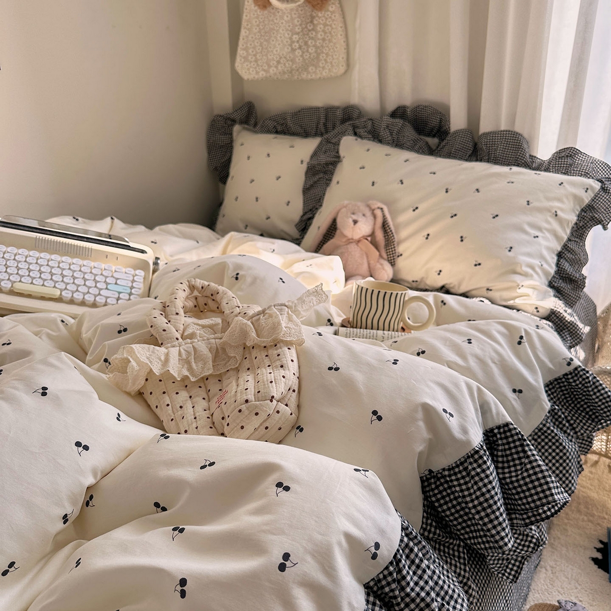 91家纺网 家纺一手货源 找家纺 艾咪-Amy ntmy 2026新款法式花边全棉四件套-樱桃小格 花边款-樱桃小黑格