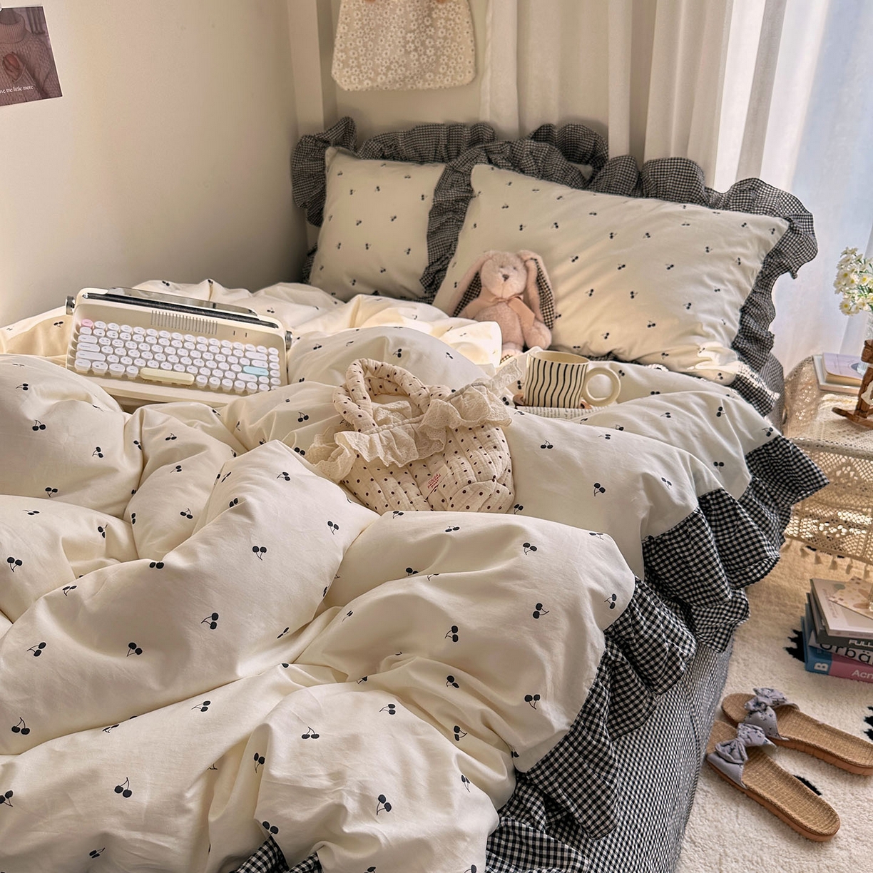 91家纺网 家纺一手货源 找家纺 艾咪-Amy ntmy 2026新款法式花边全棉四件套-樱桃小格 花边款-樱桃小黑格