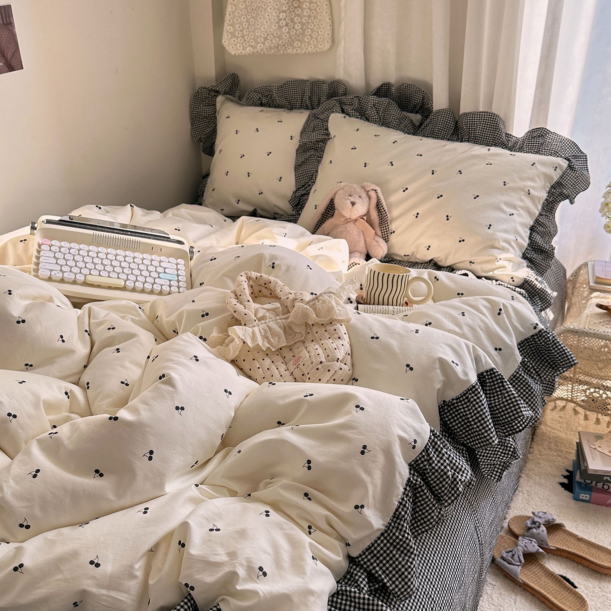 91家纺网 家纺一手货源 找家纺 艾咪-Amy ntmy 2026新款法式花边全棉四件套-樱桃小格 花边款-樱桃小黑格