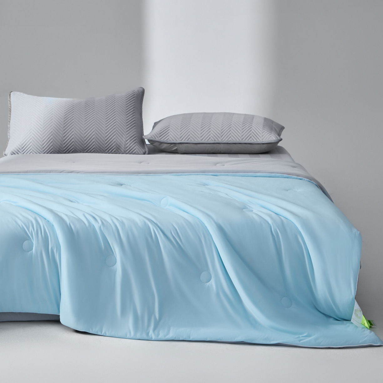 91家纺网 家纺一手货源 找家纺 吾秀家居 2026新款冰爽系列-凉感丝夏被四件套 冰蓝