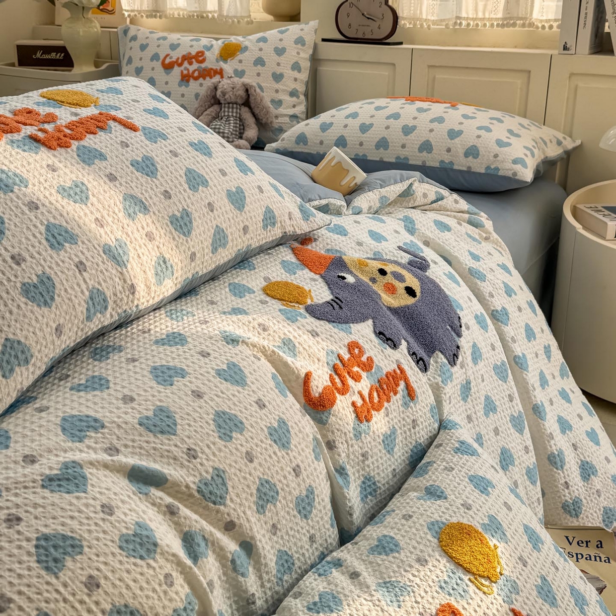 91家纺网 家纺一手货源 找家纺 宜家坊 2026新款全棉纯棉华夫格毛巾绣四件套 爱心肥仔