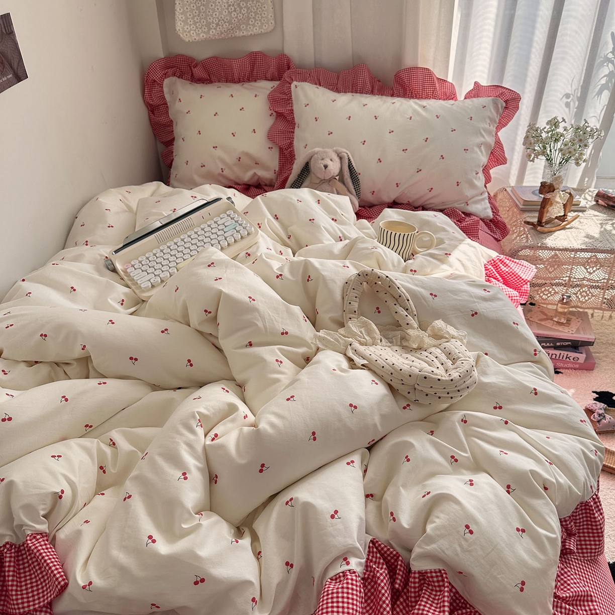91家纺网 家纺一手货源 找家纺 艾咪-Amy ntmy 2026新款法式花边全棉四件套-樱桃小格 花边款-樱桃小红格