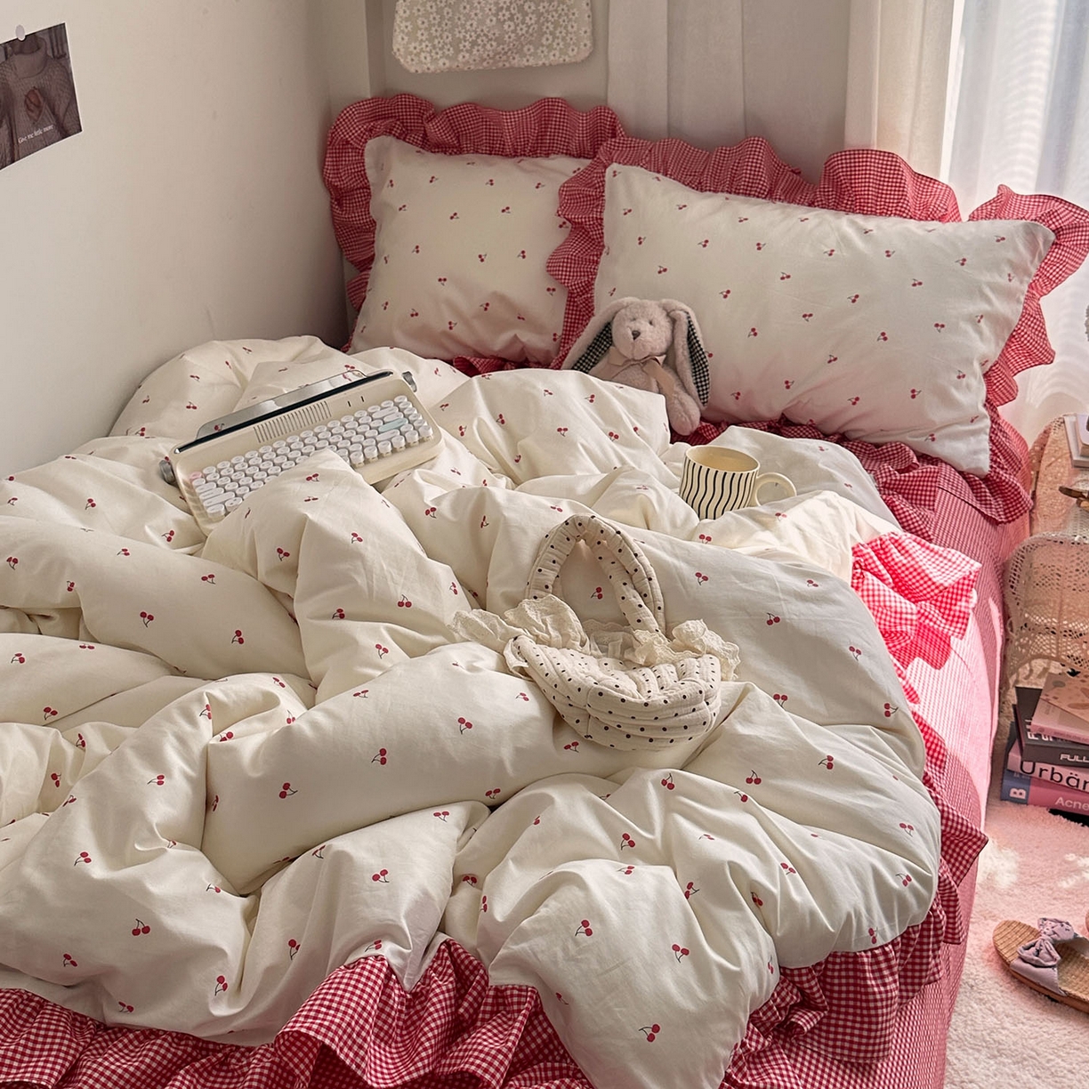 91家纺网 家纺一手货源 找家纺 艾咪-Amy ntmy 2026新款法式花边全棉四件套-樱桃小格 花边款-樱桃小红格