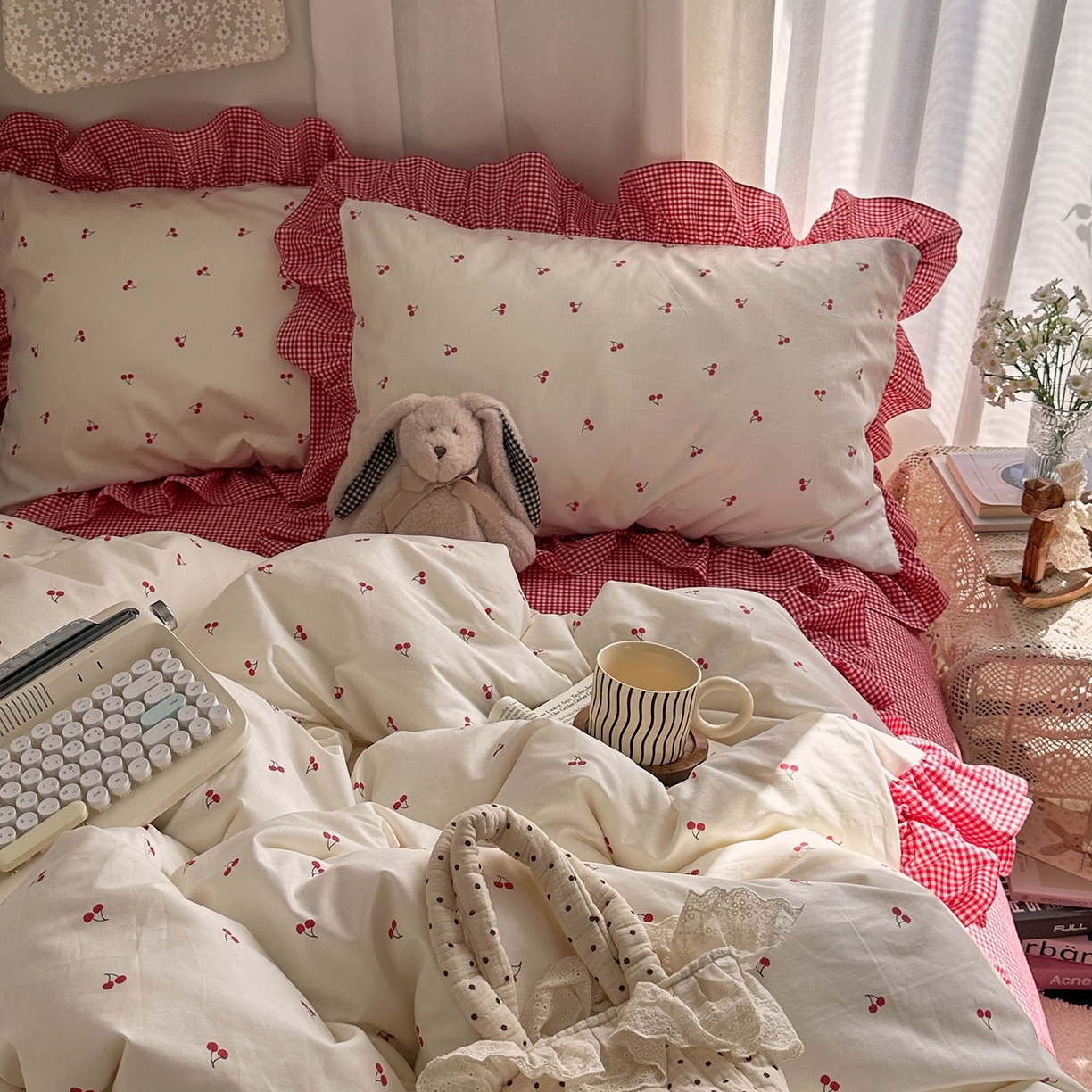 91家纺网 家纺一手货源 找家纺 艾咪-Amy ntmy 2026新款法式花边全棉四件套-樱桃小格 花边款-樱桃小红格