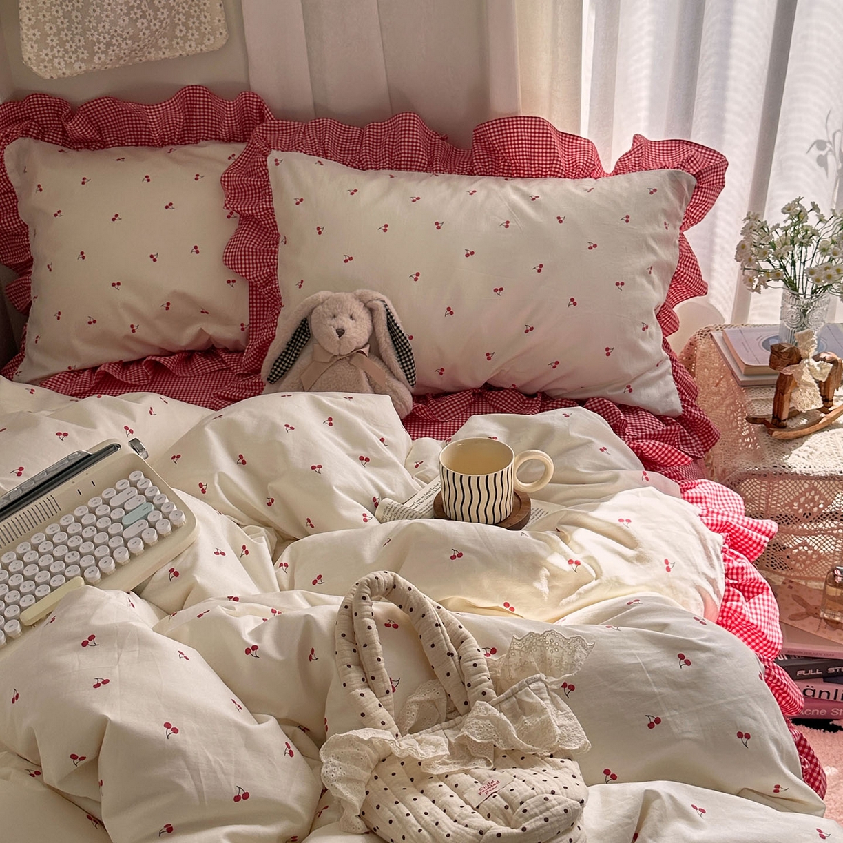 91家纺网 家纺一手货源 找家纺 艾咪-Amy ntmy 2026新款法式花边全棉四件套-樱桃小格 花边款-樱桃小红格