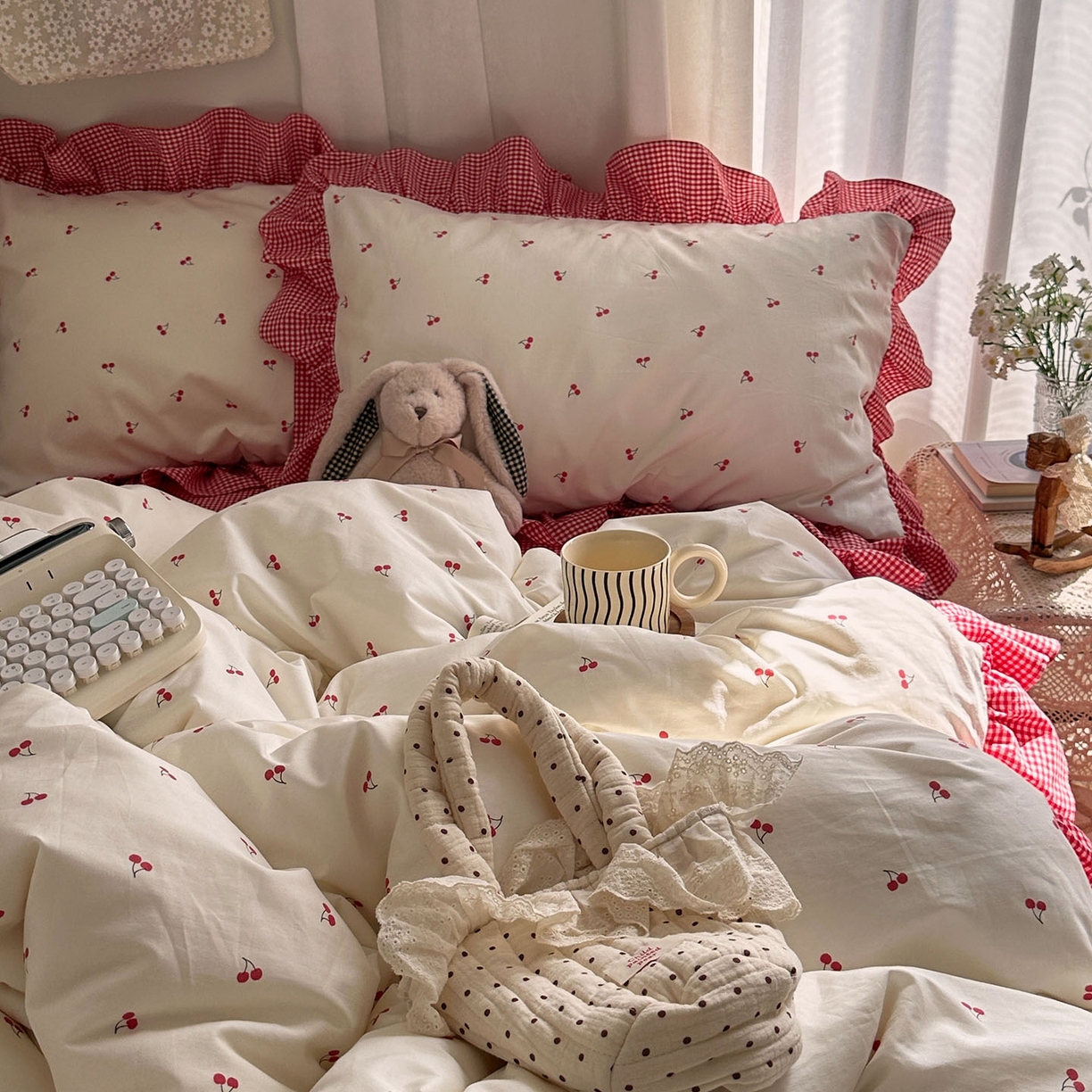 91家纺网 家纺一手货源 找家纺 艾咪-Amy ntmy 2026新款法式花边全棉四件套-樱桃小格 花边款-樱桃小红格