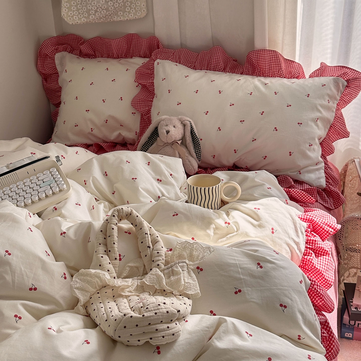 91家纺网 家纺一手货源 找家纺 艾咪-Amy ntmy 2026新款法式花边全棉四件套-樱桃小格 花边款-樱桃小红格