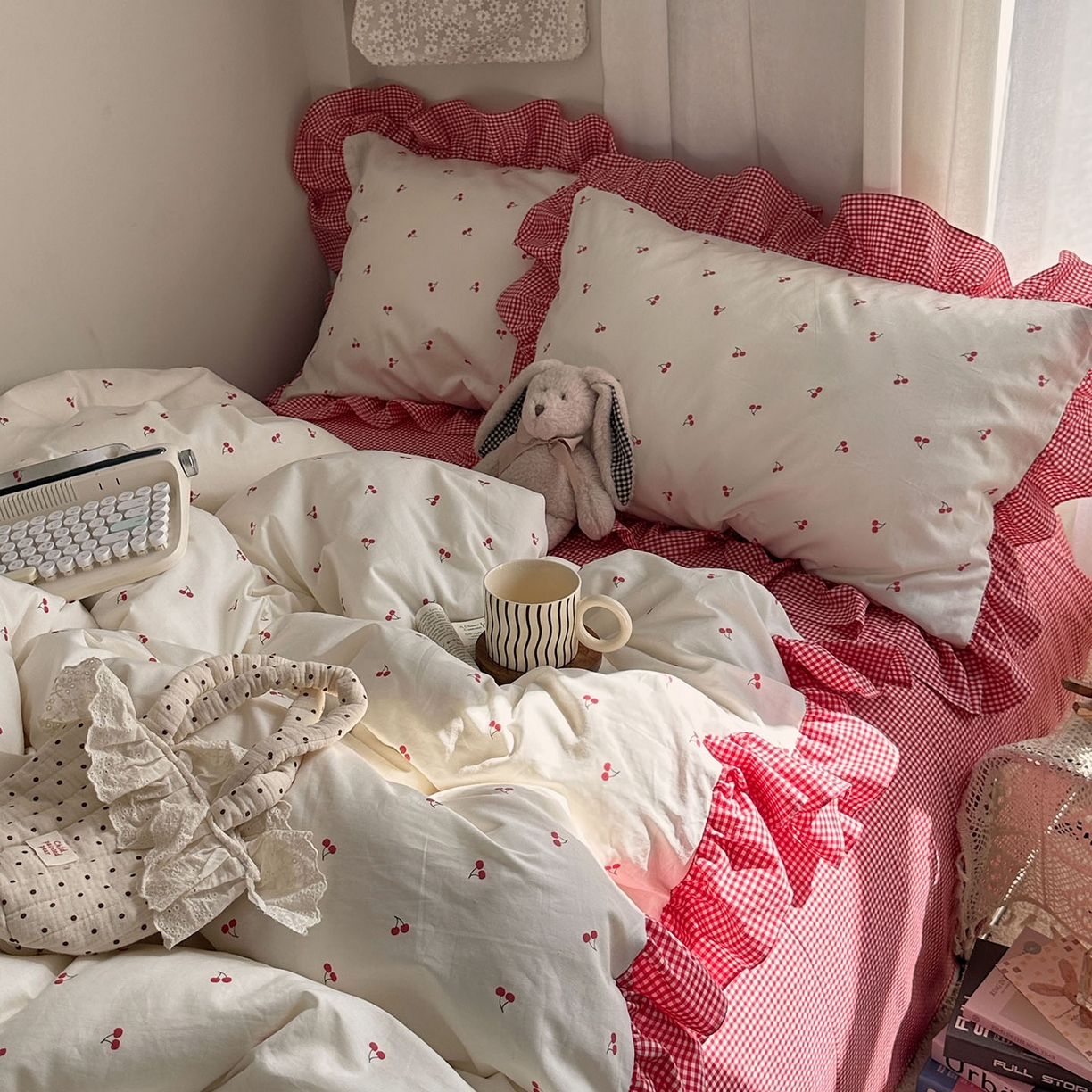 91家纺网 家纺一手货源 找家纺 艾咪-Amy ntmy 2026新款法式花边全棉四件套-樱桃小格 花边款-樱桃小红格
