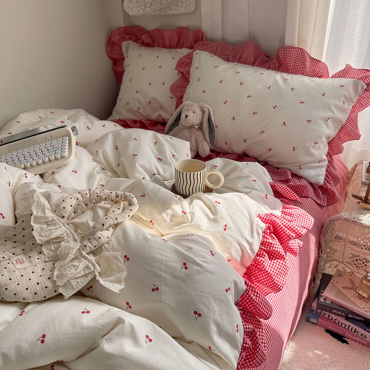 91家纺网 家纺一手货源 找家纺 艾咪-Amy ntmy 2026新款法式花边全棉四件套-樱桃小格 花边款-樱桃小红格