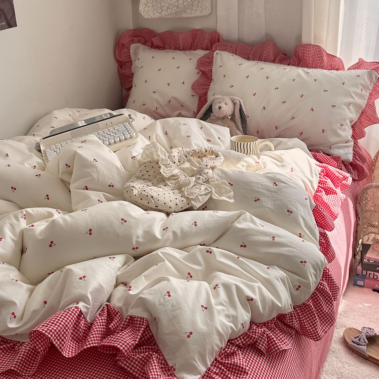 91家纺网 家纺一手货源 找家纺 艾咪-Amy ntmy 2026新款法式花边全棉四件套-樱桃小格 花边款-樱桃小红格