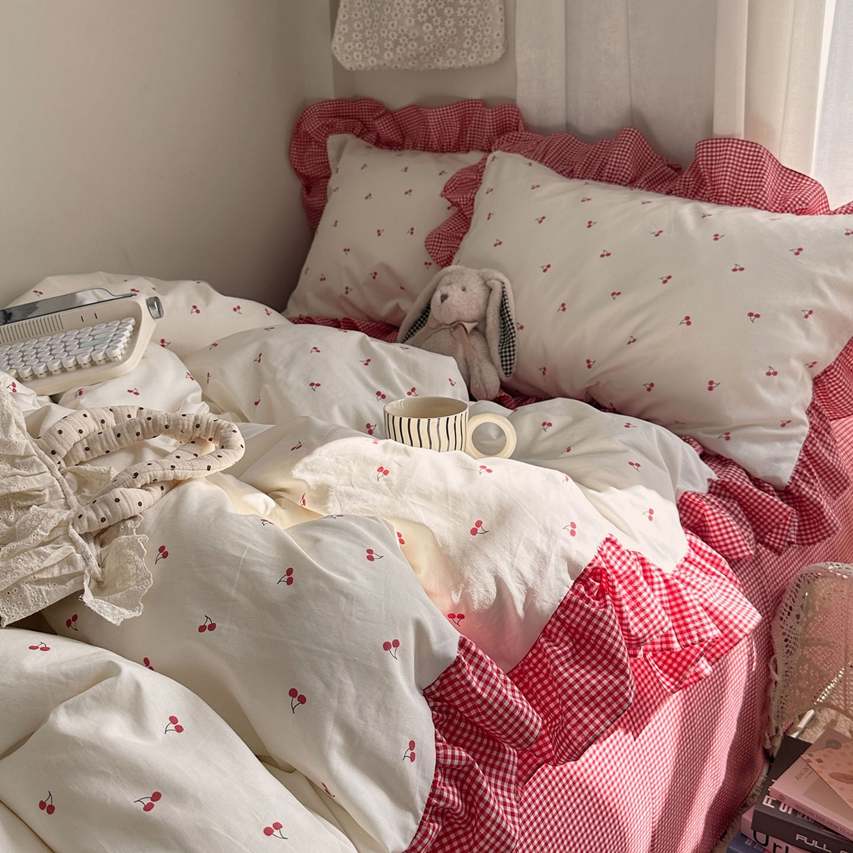 91家纺网 家纺一手货源 找家纺 艾咪-Amy ntmy 2026新款法式花边全棉四件套-樱桃小格 花边款-樱桃小红格
