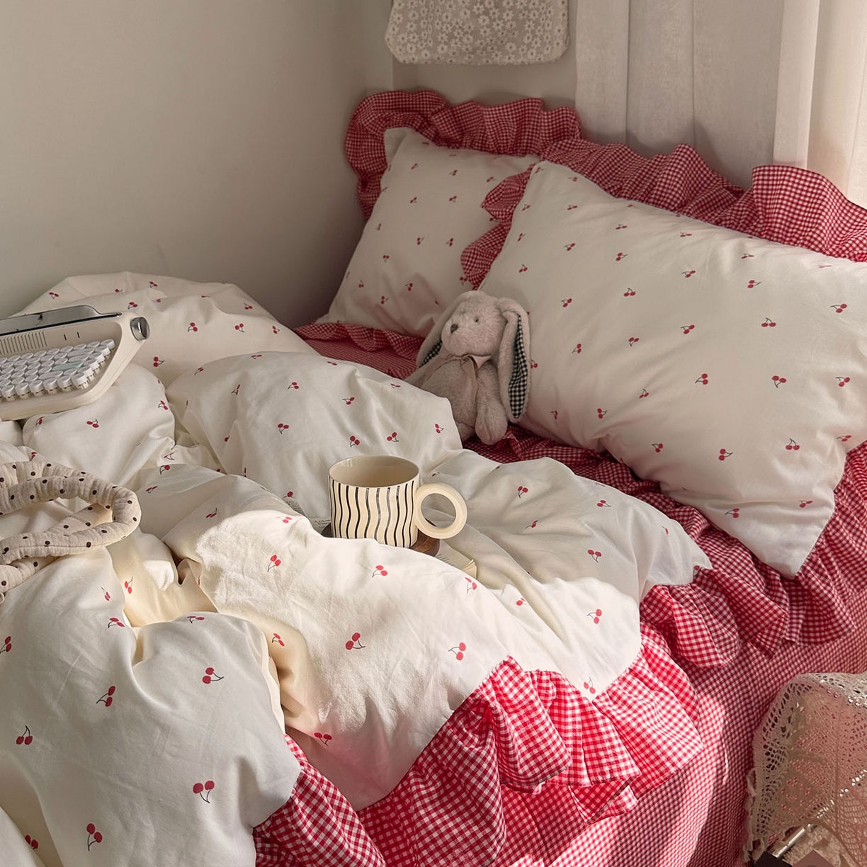 91家纺网 家纺一手货源 找家纺 艾咪-Amy ntmy 2026新款法式花边全棉四件套-樱桃小格 花边款-樱桃小红格