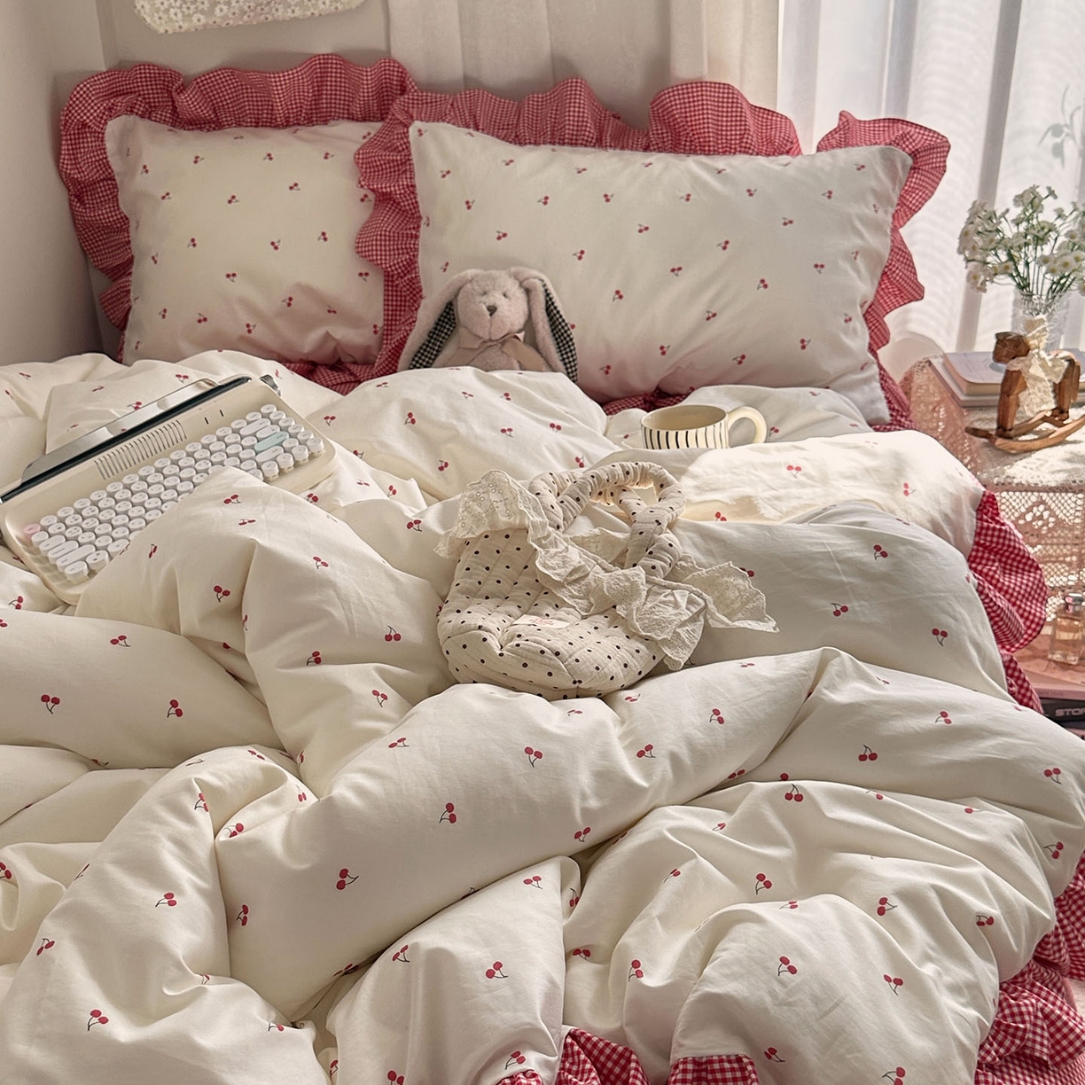 91家纺网 家纺一手货源 找家纺 艾咪-Amy ntmy 2026新款法式花边全棉四件套-樱桃小格 花边款-樱桃小红格