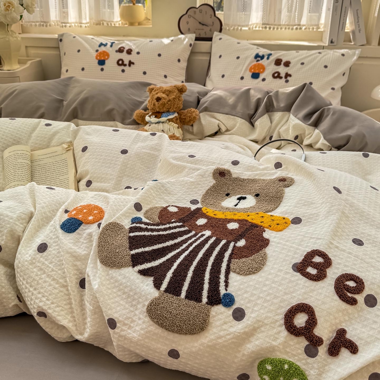 91家纺网 家纺一手货源 找家纺 宜家坊 2026新款全棉纯棉华夫格毛巾绣四件套 波点熊