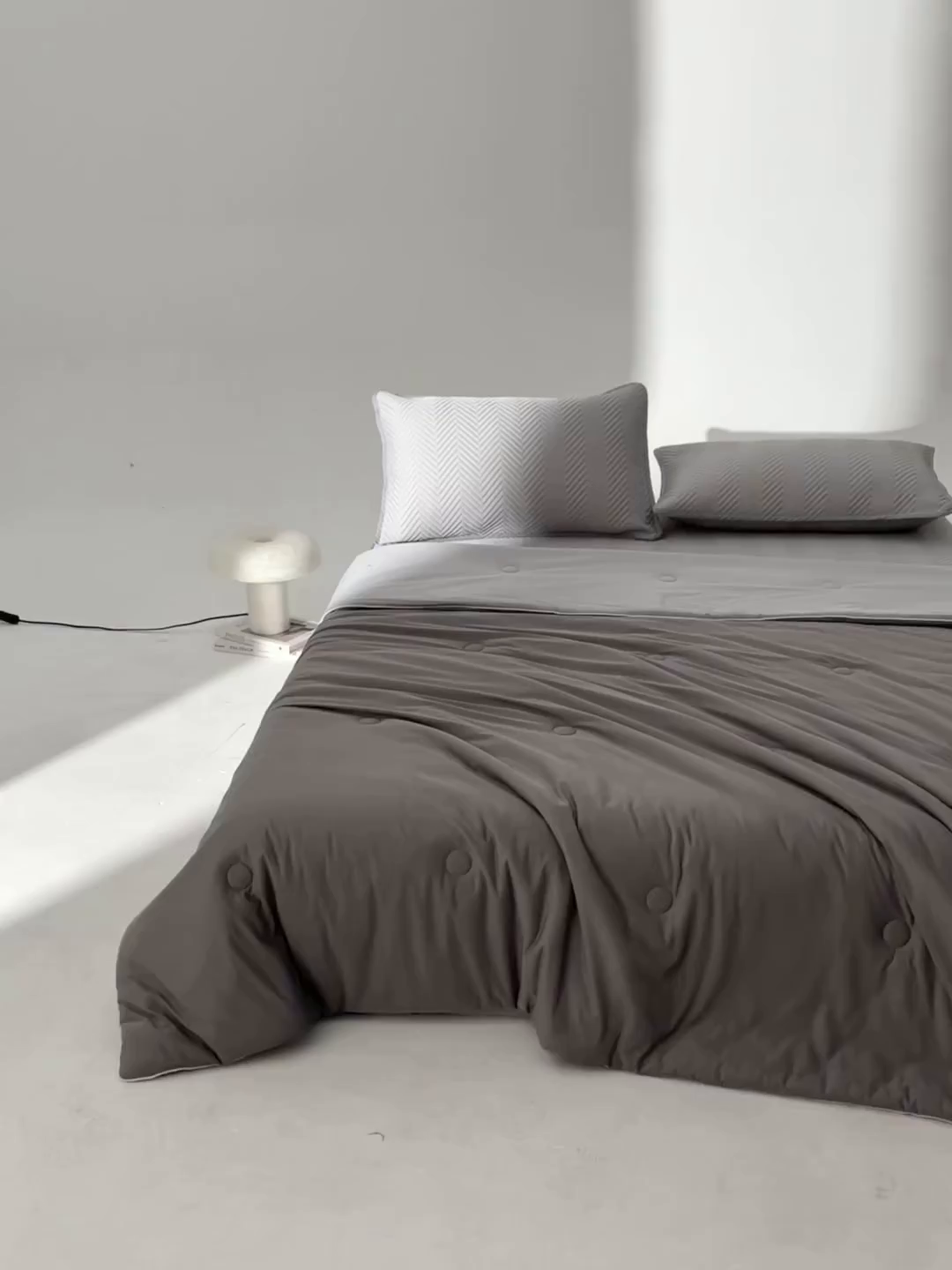 91家纺网 家纺一手货源 找家纺 吾秀家居 2026新款冰爽系列-凉感丝夏被四件套 黛灰