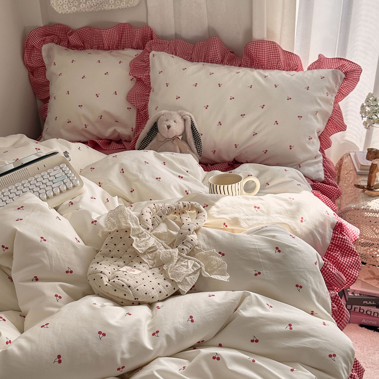 91家纺网 家纺一手货源 找家纺 艾咪-Amy ntmy 2026新款法式花边全棉四件套-樱桃小格 花边款-樱桃小红格