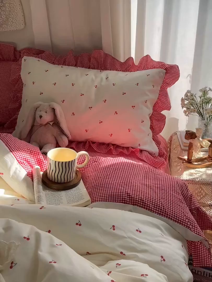 91家纺网 家纺一手货源 找家纺 艾咪-Amy ntmy 2026新款法式花边全棉四件套-樱桃小格 花边款-樱桃小红格