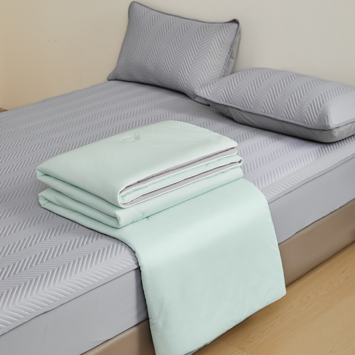 91家纺网 家纺一手货源 找家纺 吾秀家居 2026新款冰爽系列-凉感丝夏被四件套 豆绿