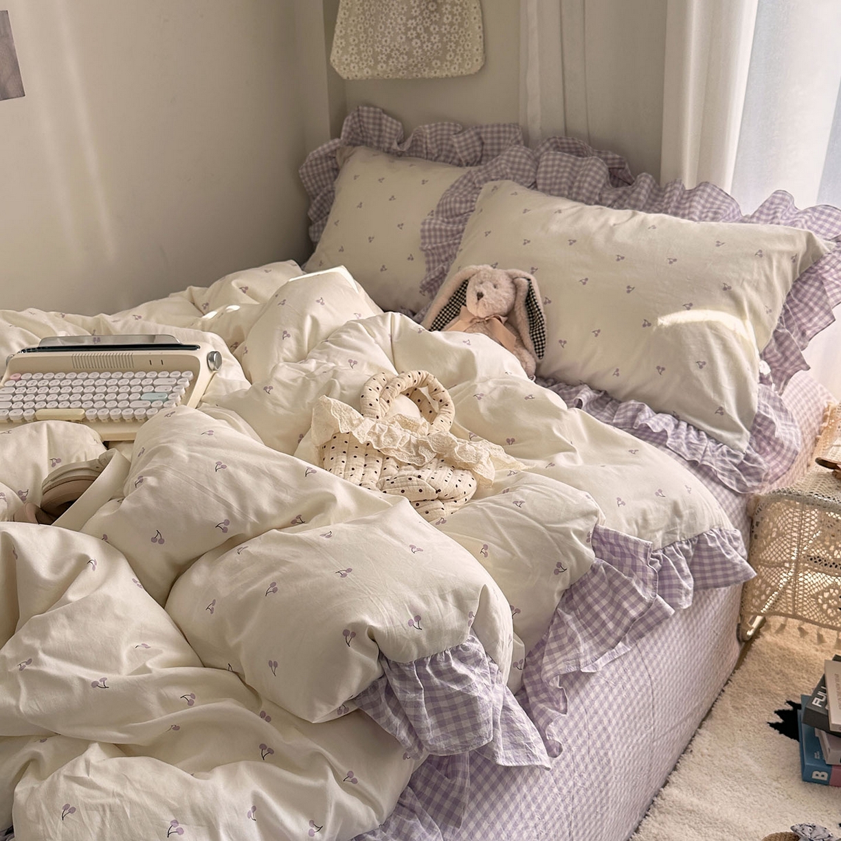 91家纺网 家纺一手货源 找家纺 艾咪-Amy ntmy 2026新款法式花边全棉四件套-樱桃小格 花边款-樱桃小紫格