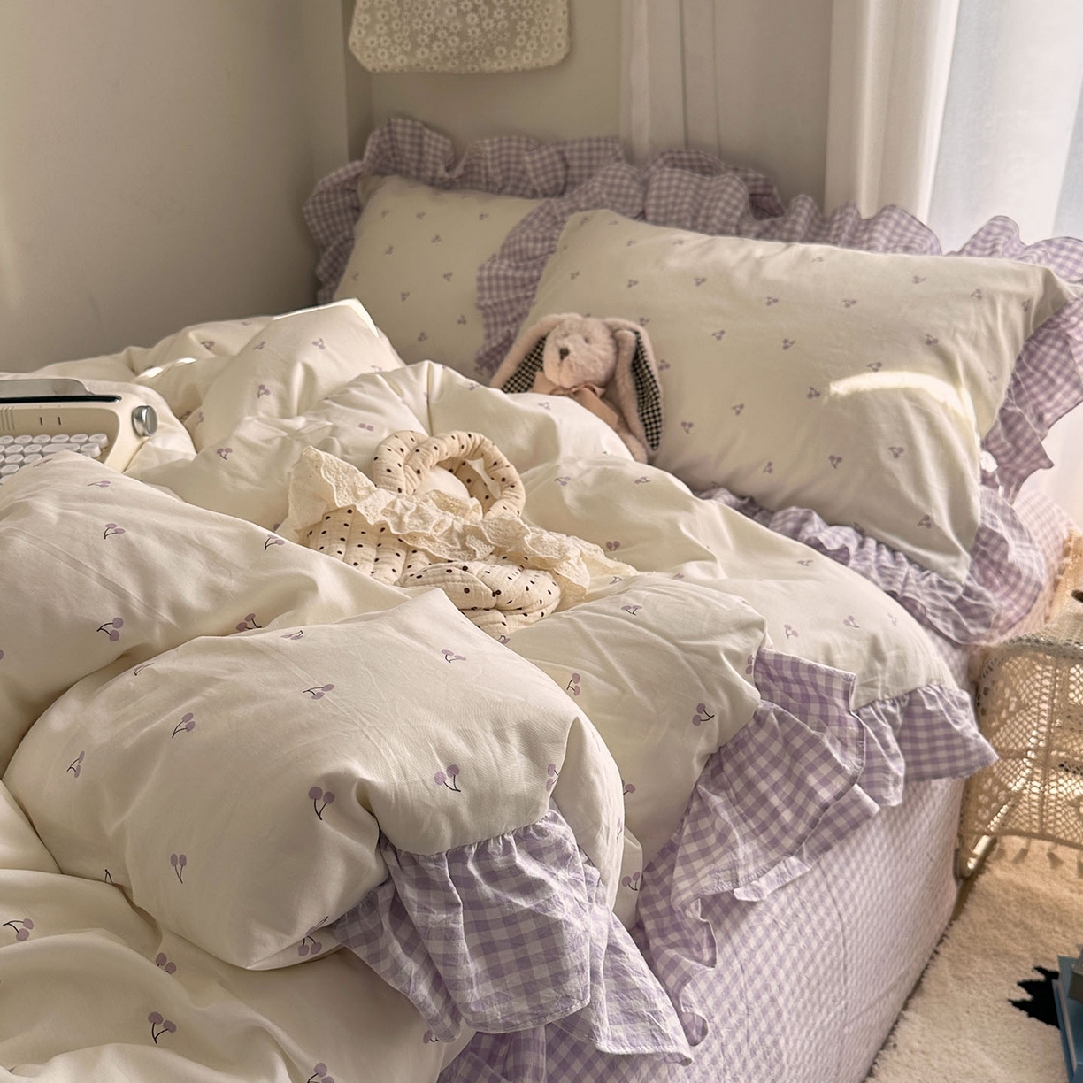 91家纺网 家纺一手货源 找家纺 艾咪-Amy ntmy 2026新款法式花边全棉四件套-樱桃小格 花边款-樱桃小紫格