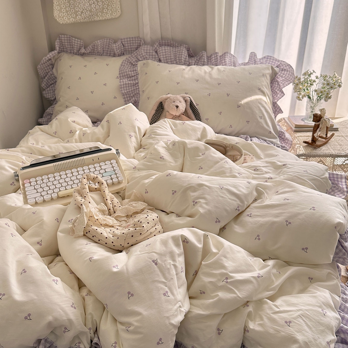 91家纺网 家纺一手货源 找家纺 艾咪-Amy ntmy 2026新款法式花边全棉四件套-樱桃小格 花边款-樱桃小紫格