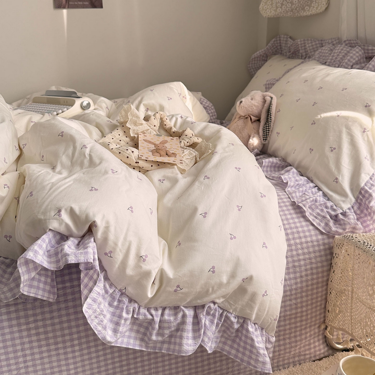 91家纺网 家纺一手货源 找家纺 艾咪-Amy ntmy 2026新款法式花边全棉四件套-樱桃小格 花边款-樱桃小紫格