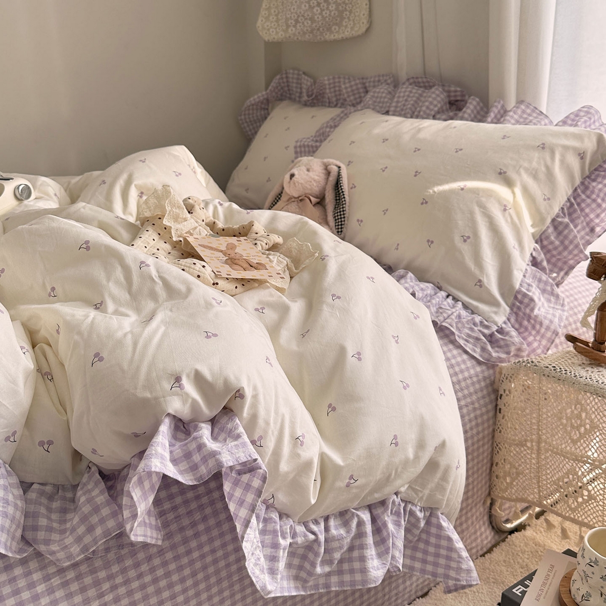 91家纺网 家纺一手货源 找家纺 艾咪-Amy ntmy 2026新款法式花边全棉四件套-樱桃小格 花边款-樱桃小紫格