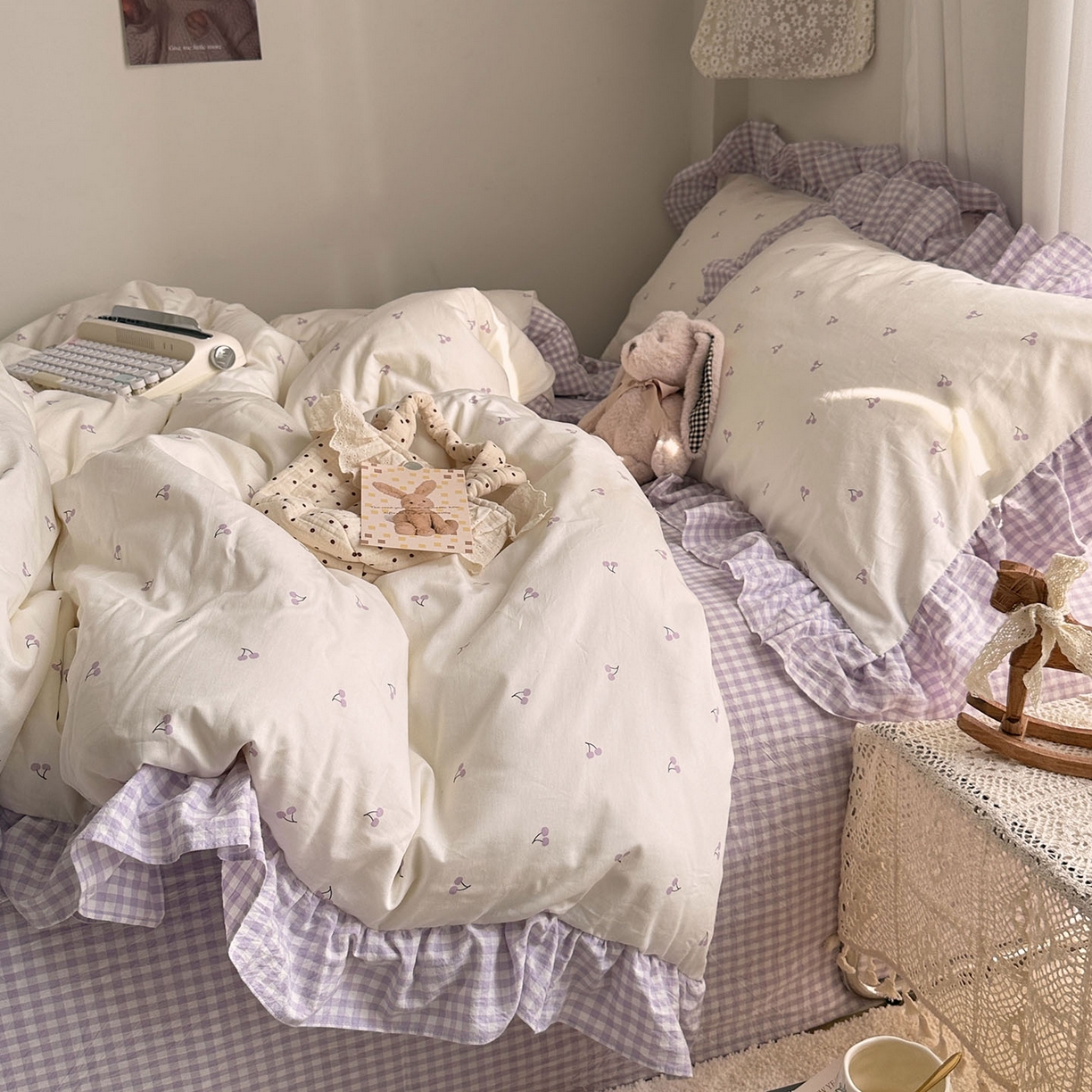 91家纺网 家纺一手货源 找家纺 艾咪-Amy ntmy 2026新款法式花边全棉四件套-樱桃小格 花边款-樱桃小紫格