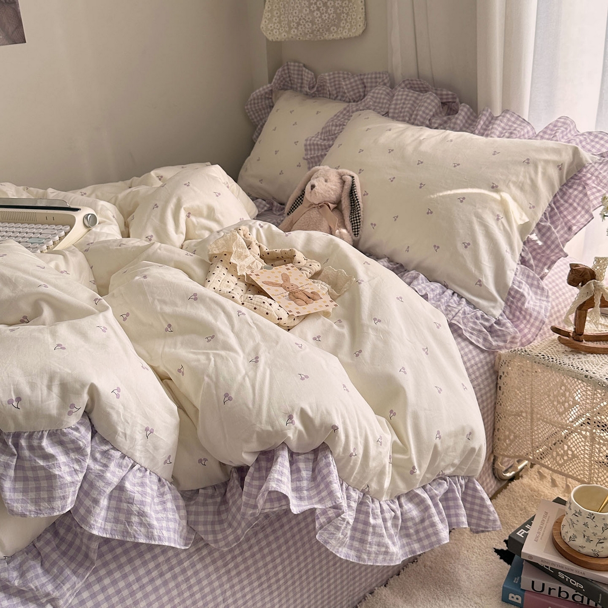91家纺网 家纺一手货源 找家纺 艾咪-Amy ntmy 2026新款法式花边全棉四件套-樱桃小格 花边款-樱桃小紫格