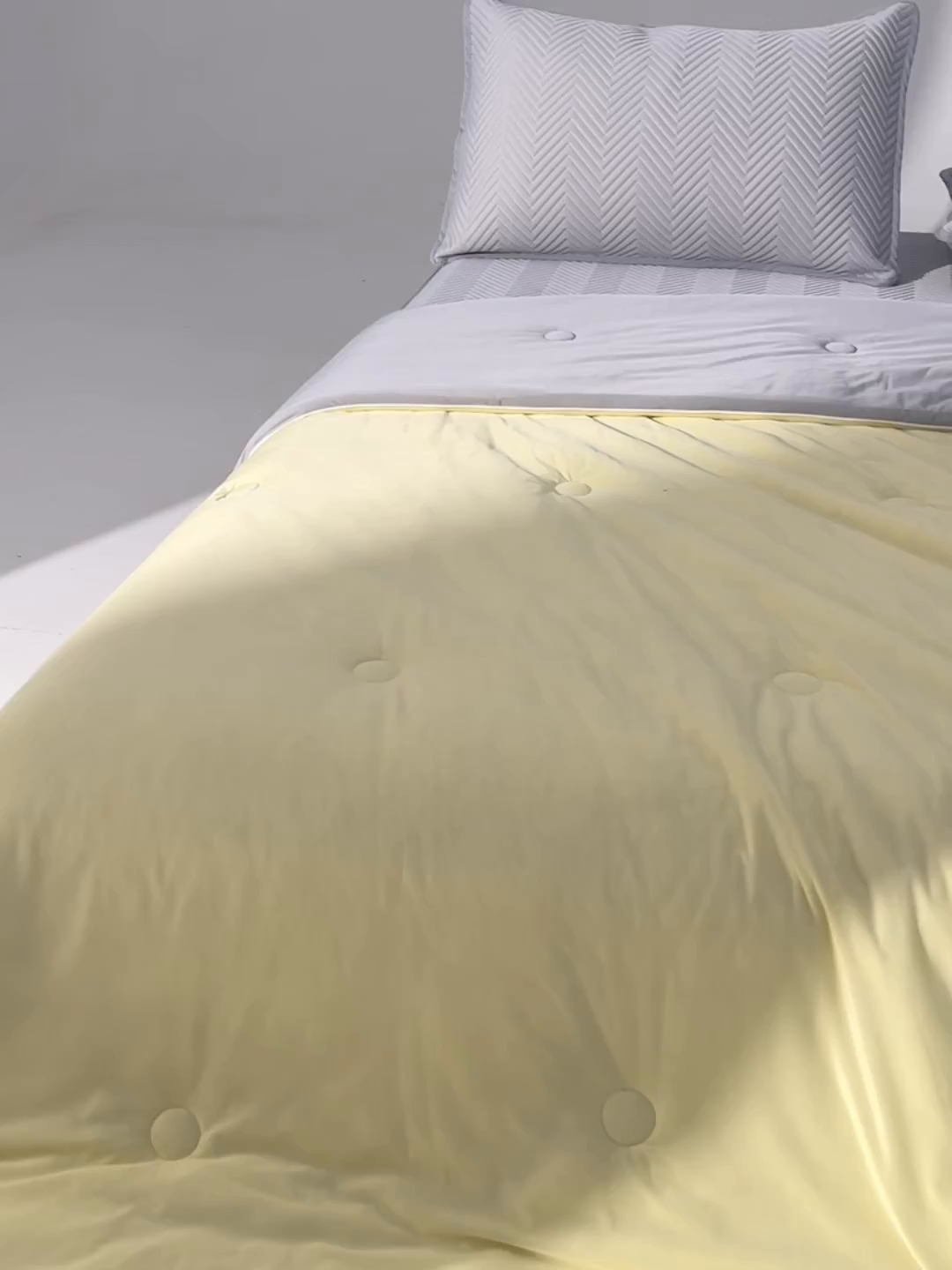 91家纺网 家纺一手货源 找家纺 吾秀家居 2026新款冰爽系列-凉感丝夏被四件套 嫩黄