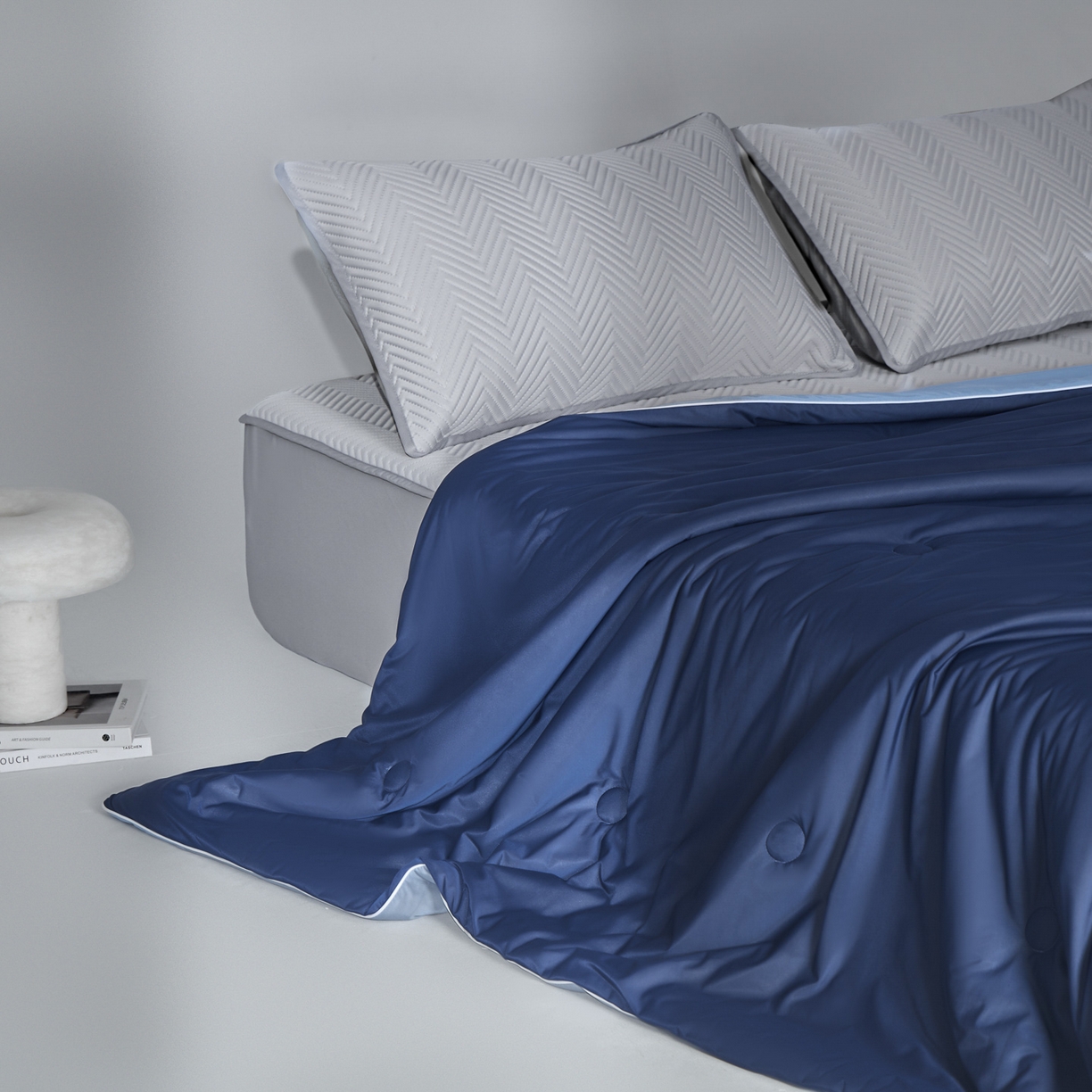 91家纺网 家纺一手货源 找家纺 吾秀家居 2026新款冰爽系列-凉感丝夏被四件套 蔚蓝