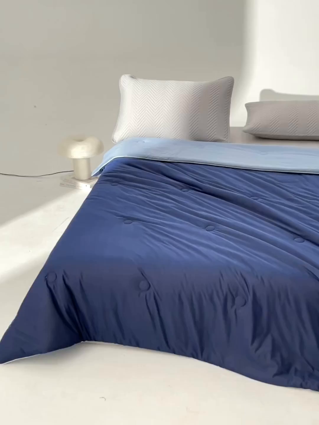 91家纺网 家纺一手货源 找家纺 吾秀家居 2026新款冰爽系列-凉感丝夏被四件套 蔚蓝