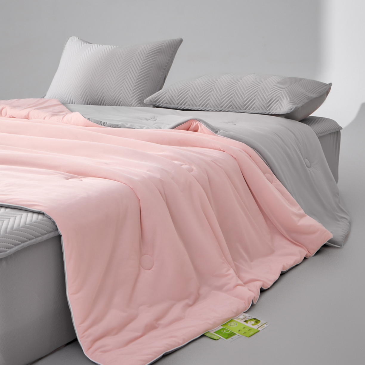 91家纺网 家纺一手货源 找家纺 吾秀家居 2026新款冰爽系列-凉感丝夏被四件套 樱粉