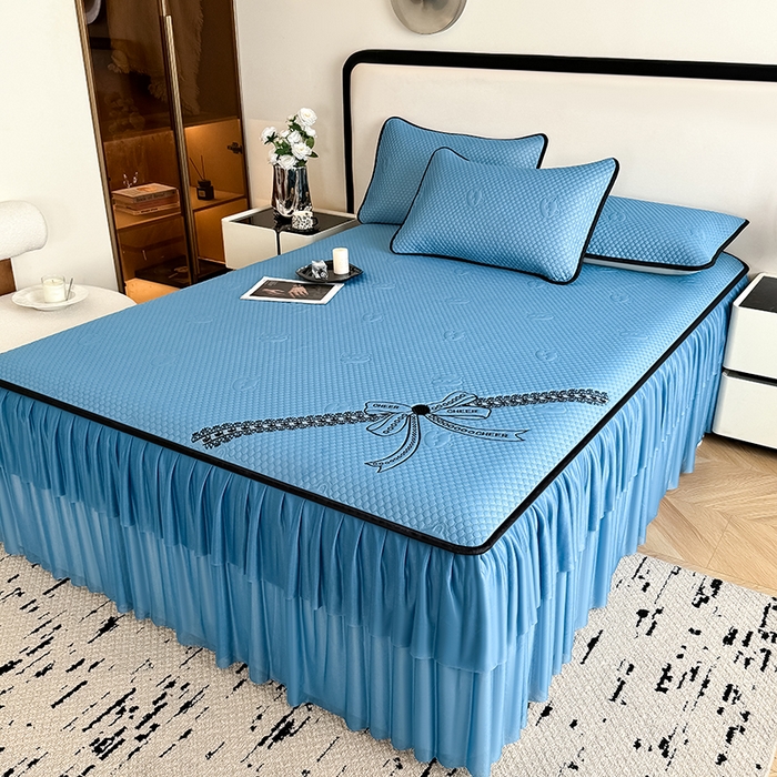 91家纺网 家纺一手货源 找家纺 卡罗兰 2026新款豆豆冰丝凉席夏被复合三明治蝴蝶结床裙三件四件套 蝴蝶结-海蓝色