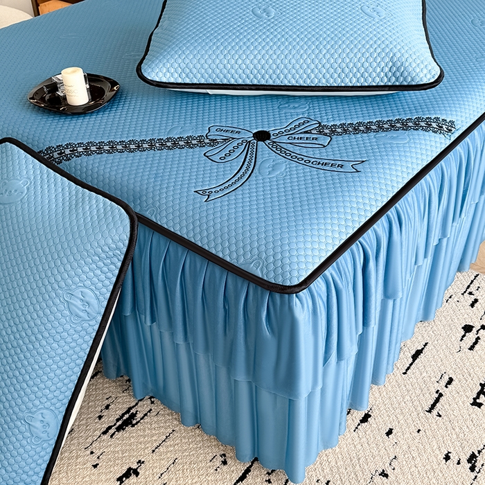 91家纺网 家纺一手货源 找家纺 卡罗兰 2026新款豆豆冰丝凉席夏被复合三明治蝴蝶结床裙三件四件套 蝴蝶结-海蓝色