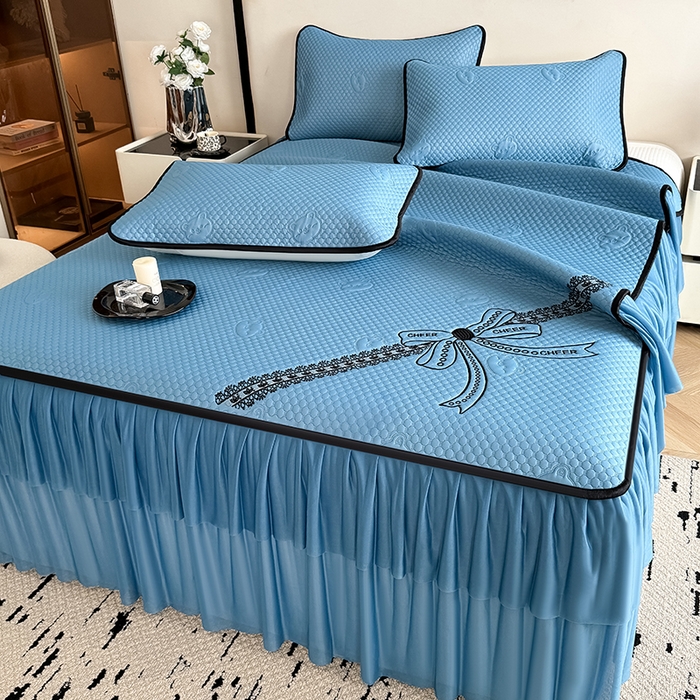 91家纺网 家纺一手货源 找家纺 卡罗兰 2026新款豆豆冰丝凉席夏被复合三明治蝴蝶结床裙三件四件套 蝴蝶结-海蓝色